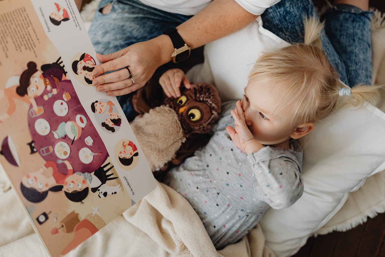 Comment choisir un livre d’histoires à raconter aux enfants avant qu’ils aillent dormir ?
